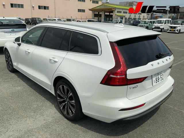 2023 Volvo V60 ULTIMATE B4 DARK EDITION