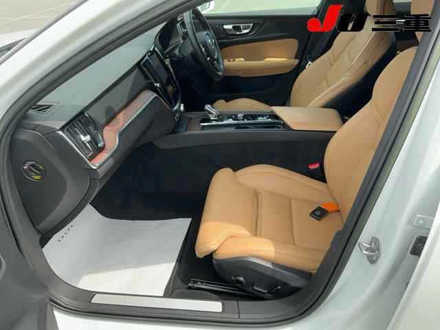 2023 Volvo V60 ULTIMATE B4 DARK EDITION